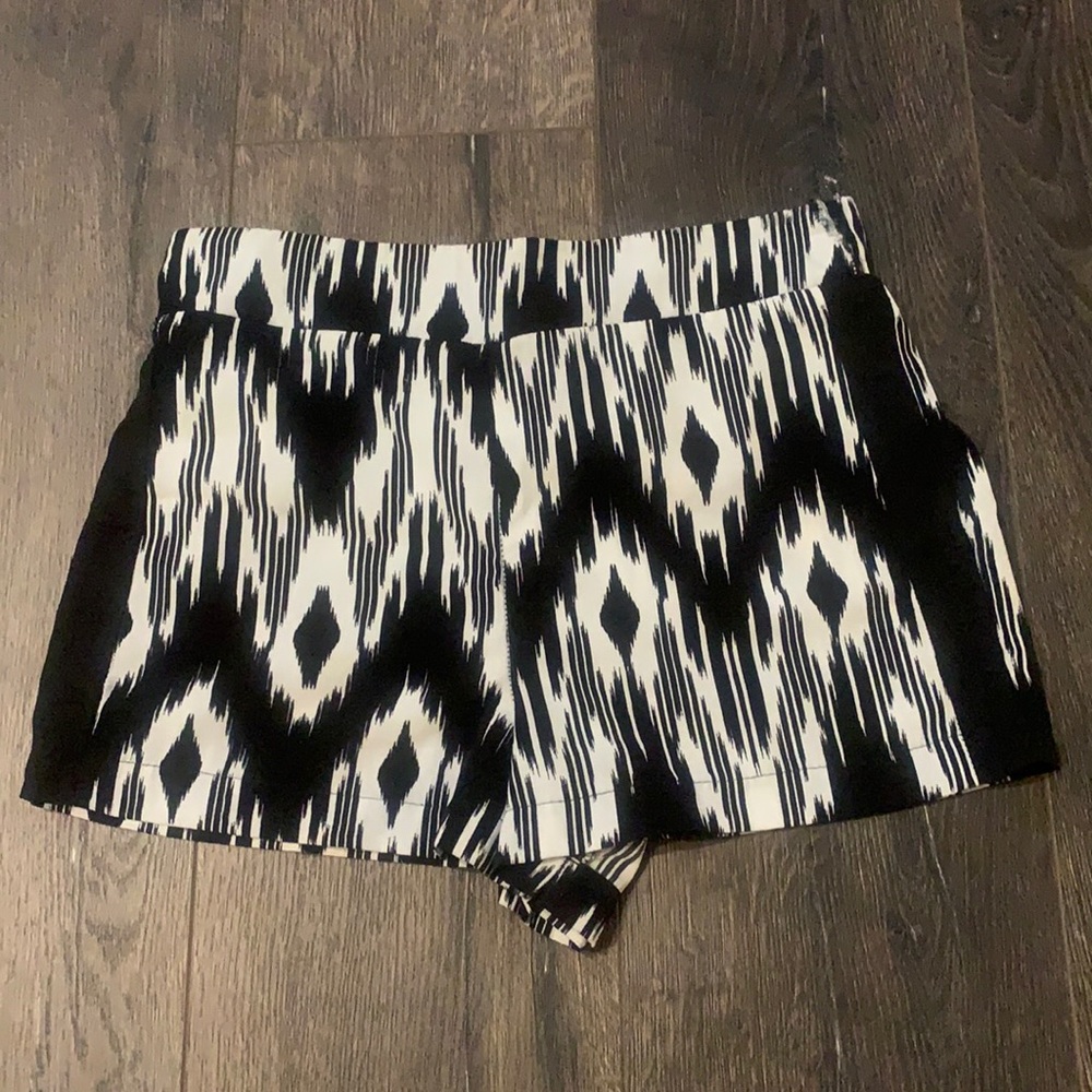 Socialite print shorts